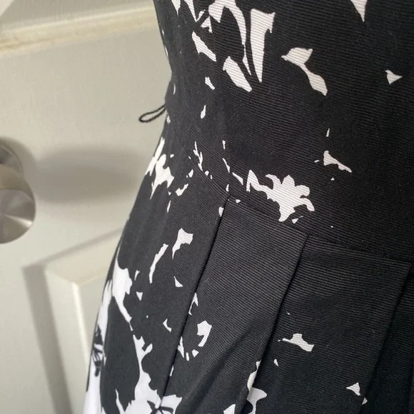 NWT WHBM Black and White Modern Floral Dress - Picture 3 of 9
